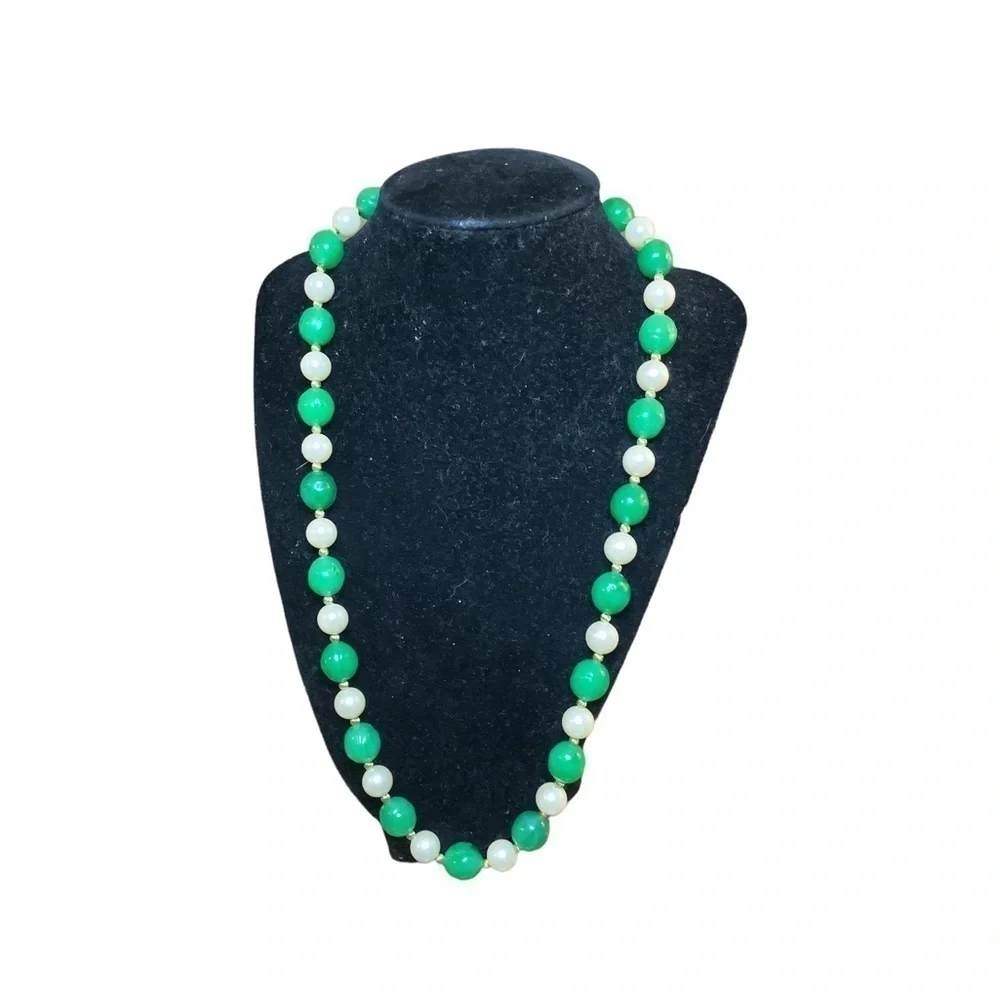 Vintage 60’s Beaded Necklace 21”
